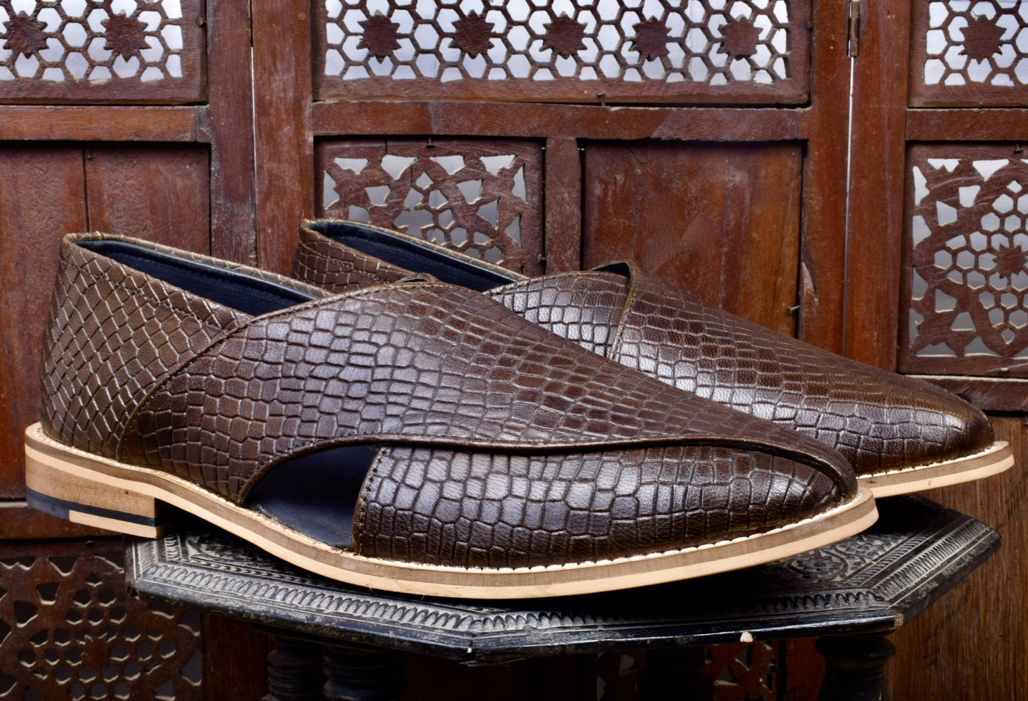 Peshawari : Alligator Olive embossed leather handmade Peshawari with Memory foam footpad. Article : P01_Alligator_Olive