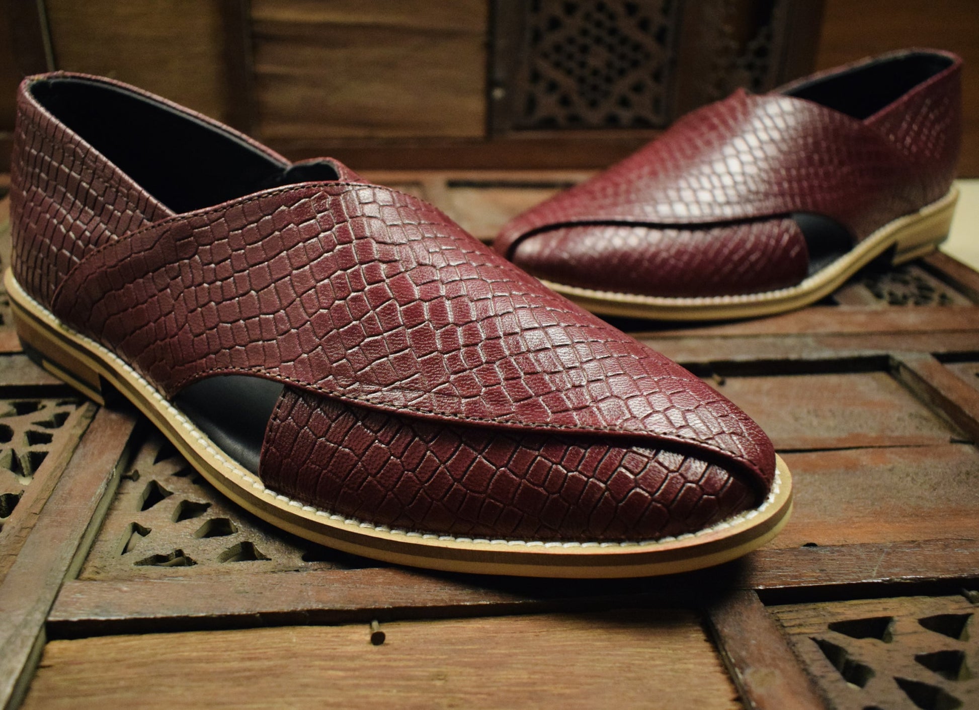 Peshawari : Alligator Wine embossed leather handmade Peshawari with Memory foam footpad. Article : P01_Alligator_Wine