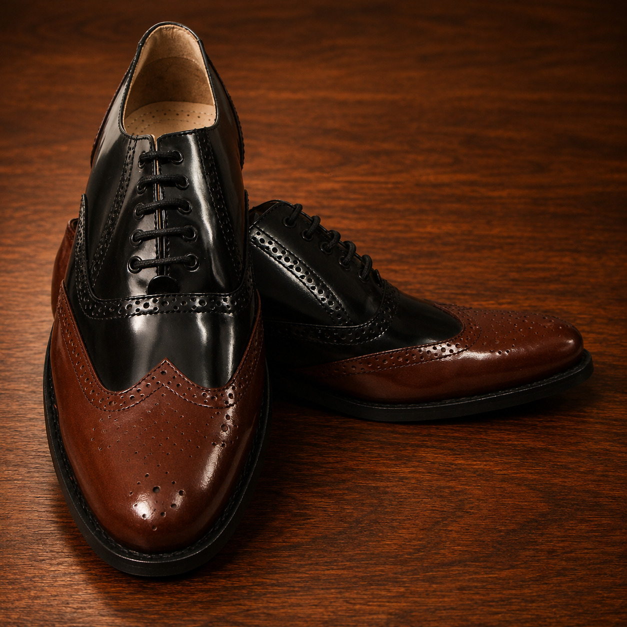 Scarpe Brogue Goodyear Welted: pelle bianca e nera con plantare in memory foam.