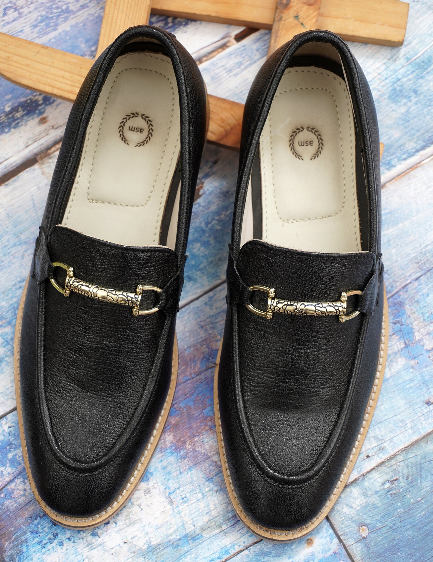 Penny loafers : Black leather Penny loafer with Memory foam footpad. Article : HU301-Black