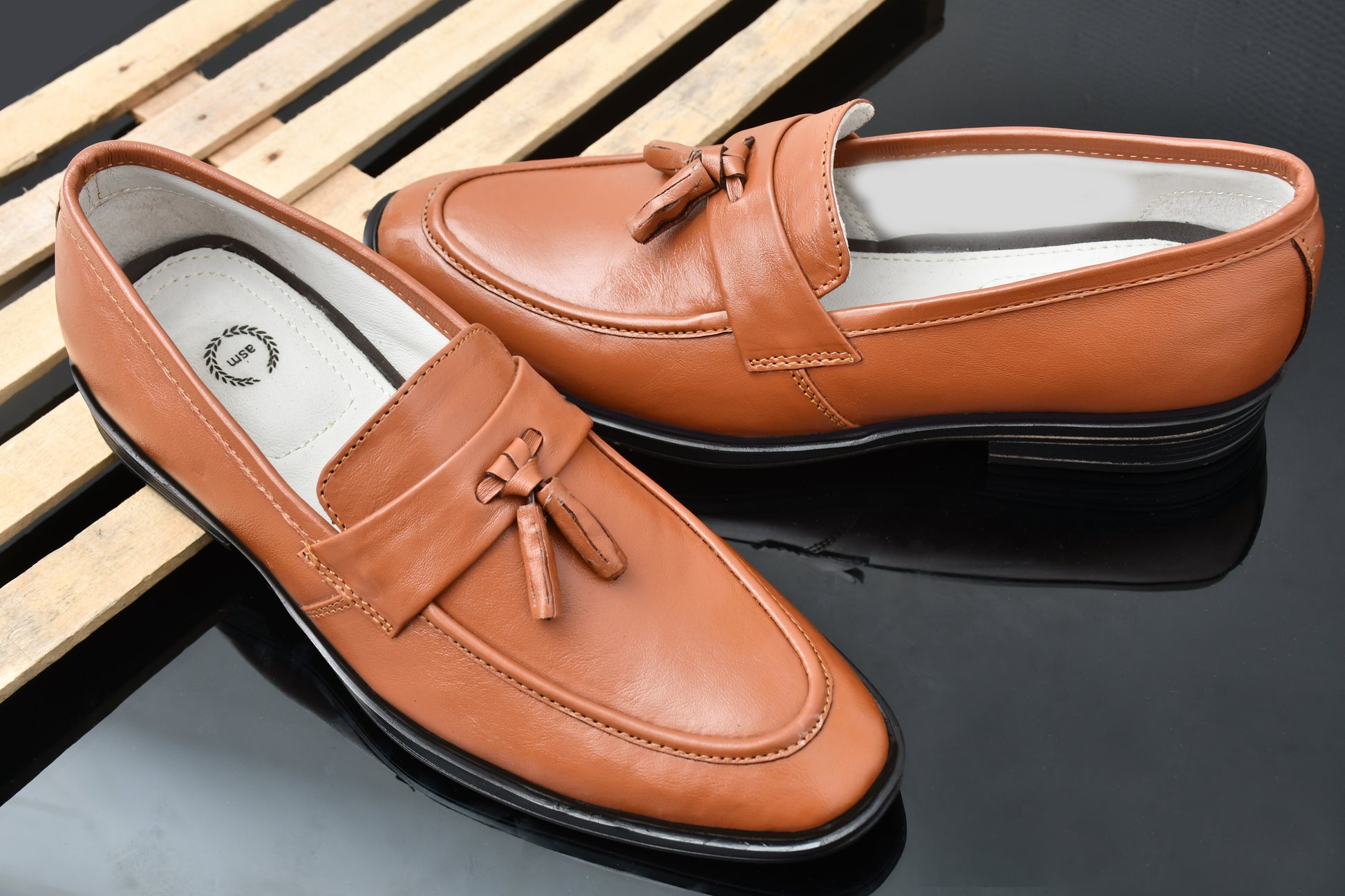 Penny loafers : Tan leather Penny loafer with Tassel & Memory foam footpad. Article : 107T-Tan