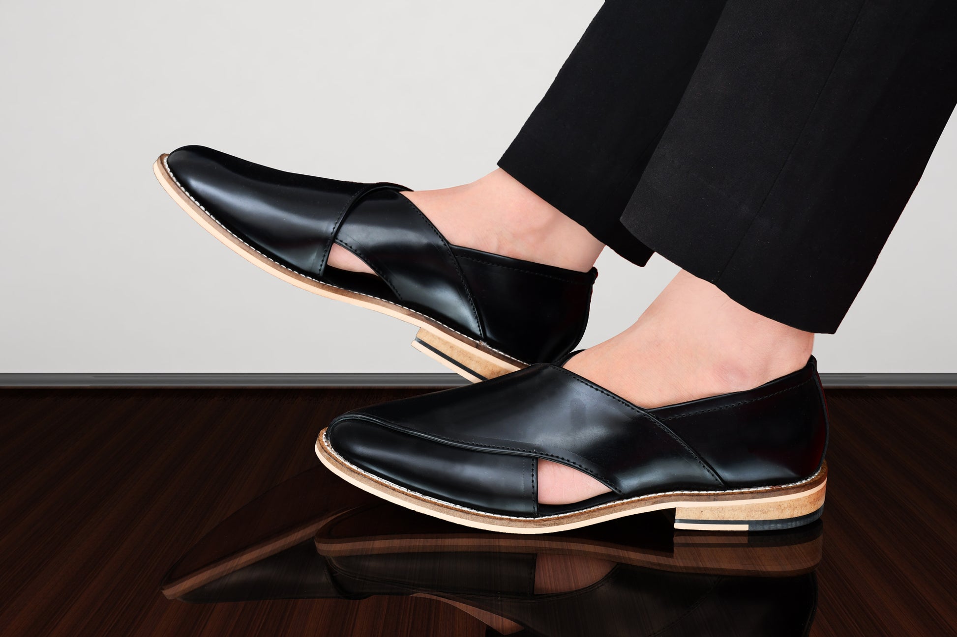 Peshawari : Black leather handmade Peshawari with Memory foam footpad. Article : Peshawari01