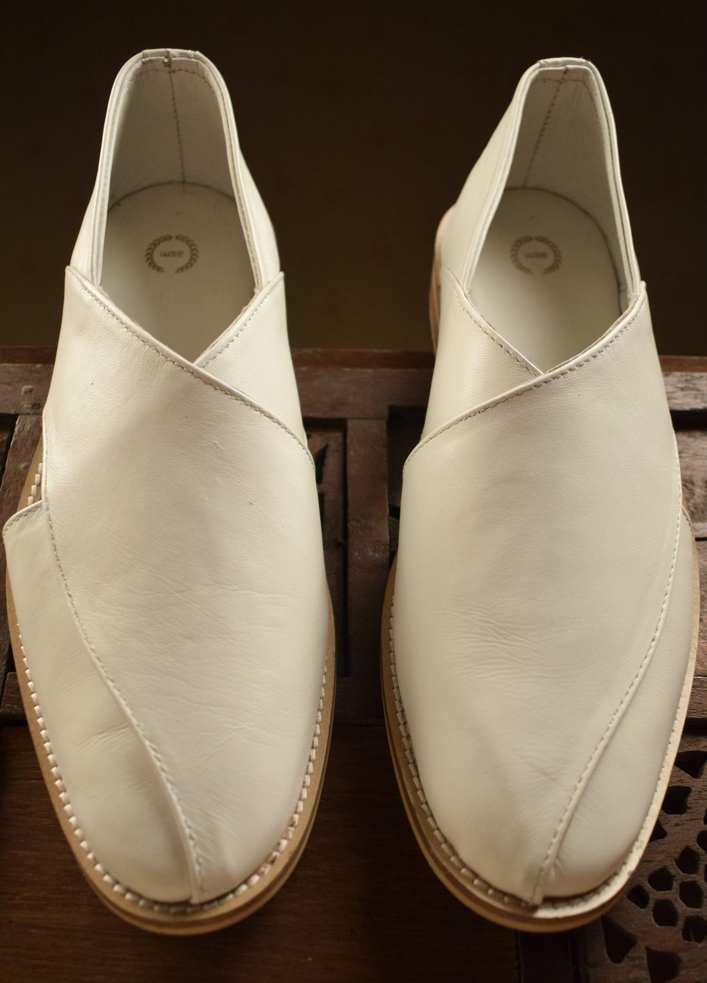 Peshawari : White leather handmade Peshawari with Memory foam footpad. Article : P01_White