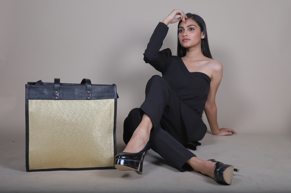 Tote Gift Bag : BEIGE SILK & BLACK SOFTY LEATHER BAG - Image 3