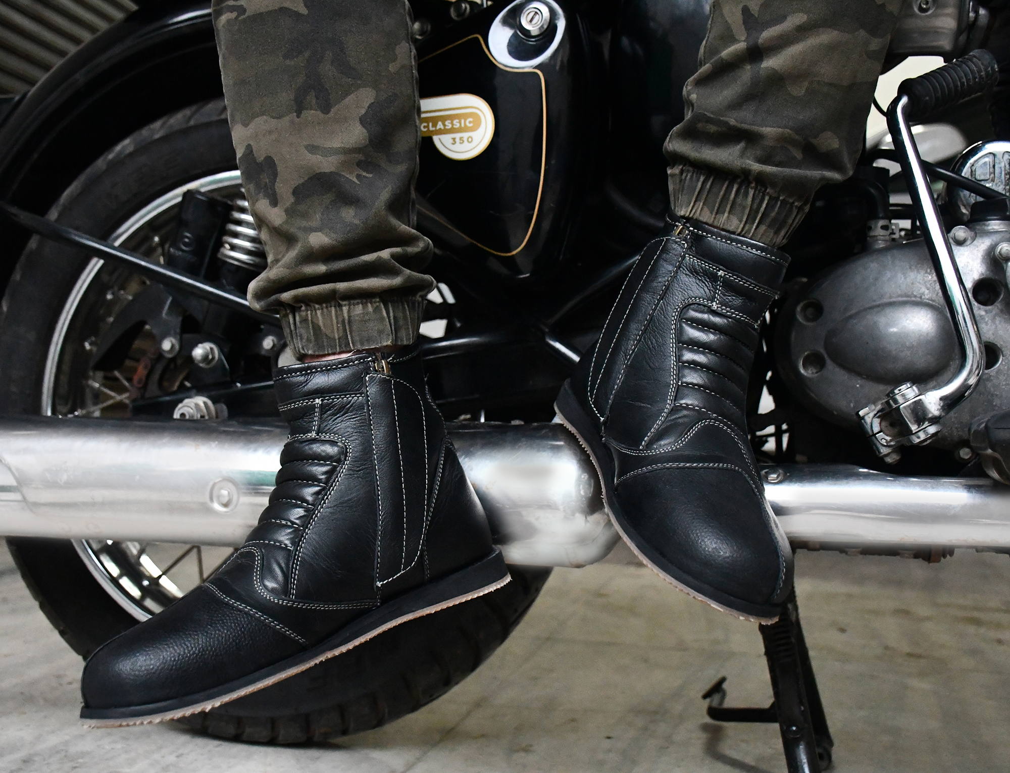 Biker Boots : Urban leather Boots with side chain for Bikers with heavy duty Rubber Sole by ASM. Article : Biker709-Black