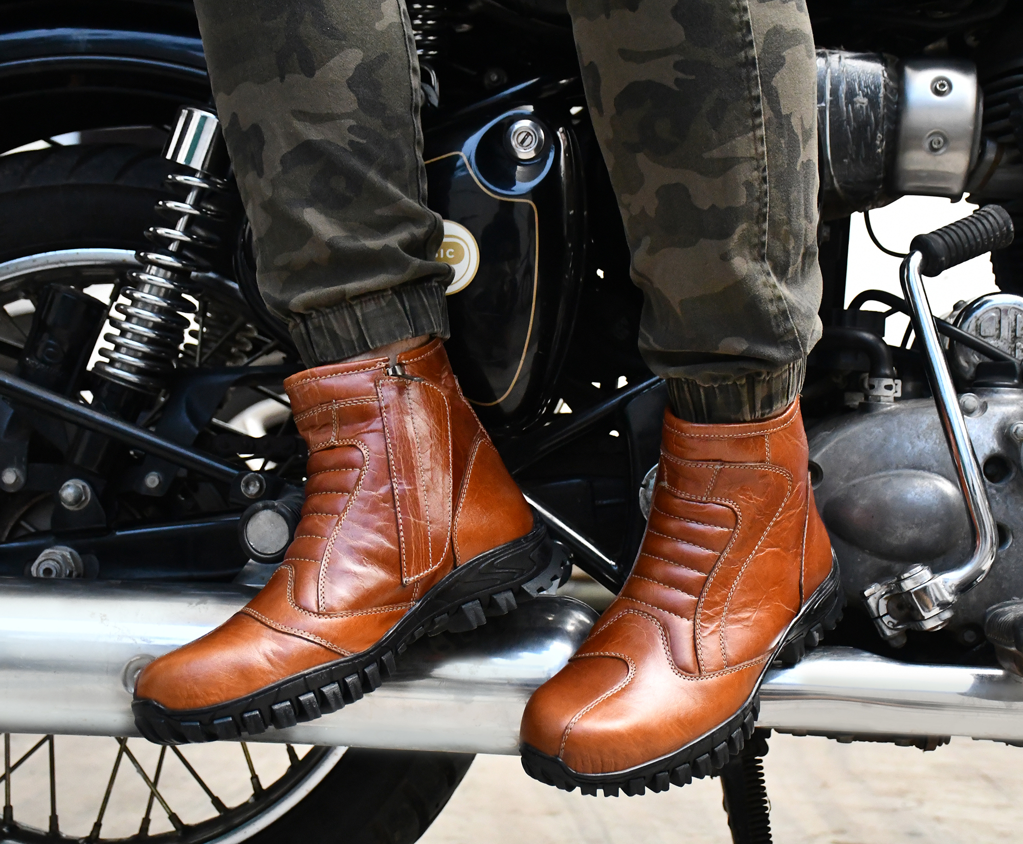 Biker Boots : Urban leather Boots with side chain for Bikers with heavy duty Rubber Sole by ASM. Article : 709Tan